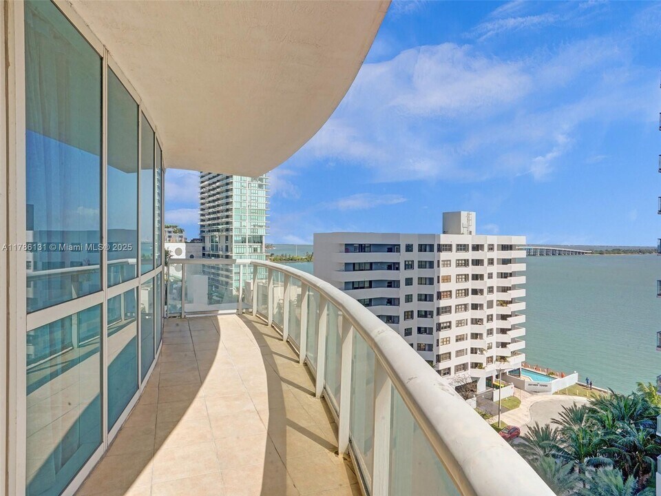 480 NE 30th St, Unit 901 in Miami, FL - Building Photo