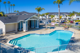 Bayview Apartments in San Diego, CA - Foto de edificio - Building Photo