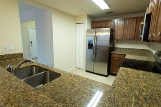 8740 NW 97th Ave in Doral, FL - Foto de edificio - Building Photo