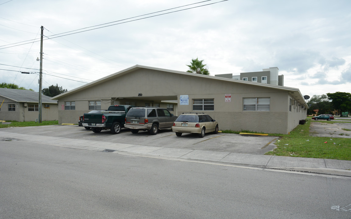 Perviz Apartments in Opa Locka, FL - Foto de edificio