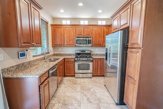 27909 Crown Ct Cir in Santa Clarita, CA - Building Photo - Building Photo