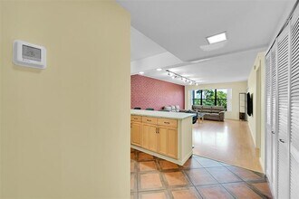 2304 S Cypress Bend Dr in Pompano Beach, FL - Foto de edificio - Building Photo