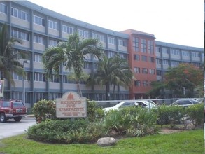 Richmond Pine in Miami, FL - Foto de edificio - Building Photo