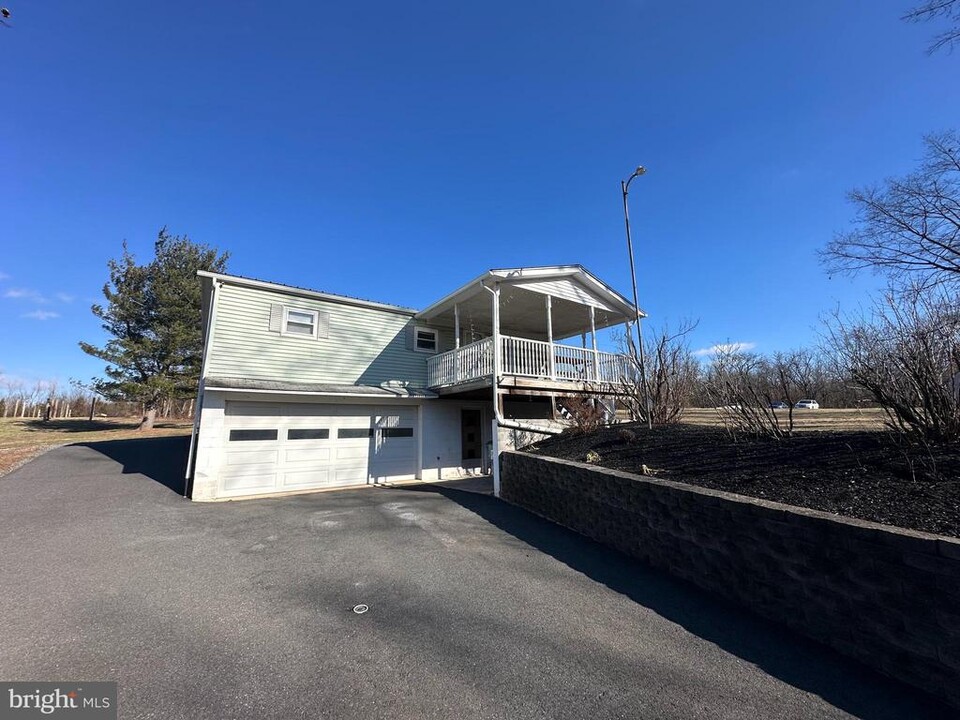 215 Monocacy Creek Rd in Birdsboro, PA - Building Photo