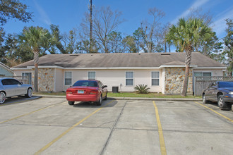 8317 Country Walk Dr in Pensacola, FL - Foto de edificio - Building Photo