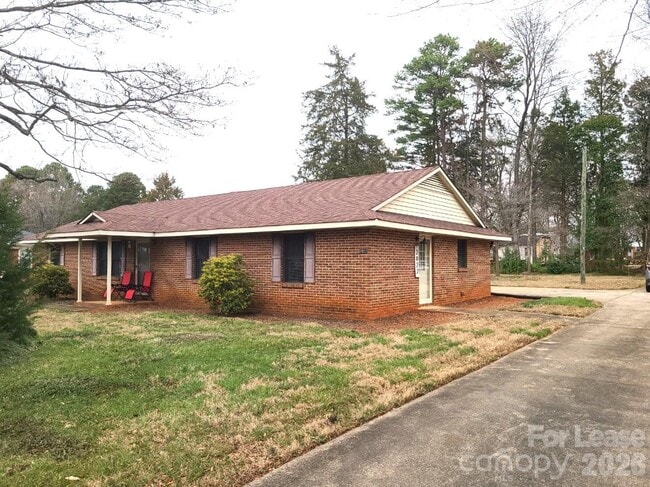 property at 2022 Oakdale Rd