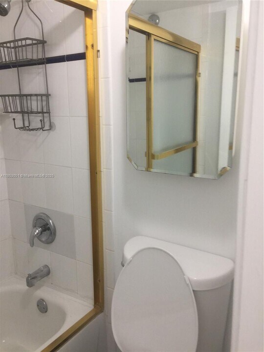 9229 SW 87th Ave in Miami, FL - Building Photo