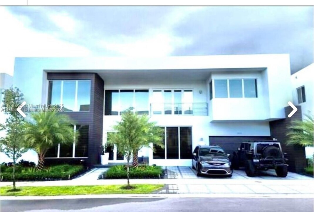 7454 NW 103rd Ct in Doral, FL - Building Photo