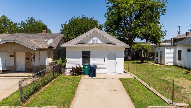 property at 517 SW 26th St