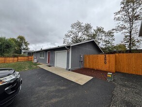 180 SE Darrell Ave in Winston, OR - Building Photo - Building Photo