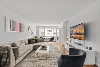 79 W 12th St in New York, NY - Building Photo - Building Photo