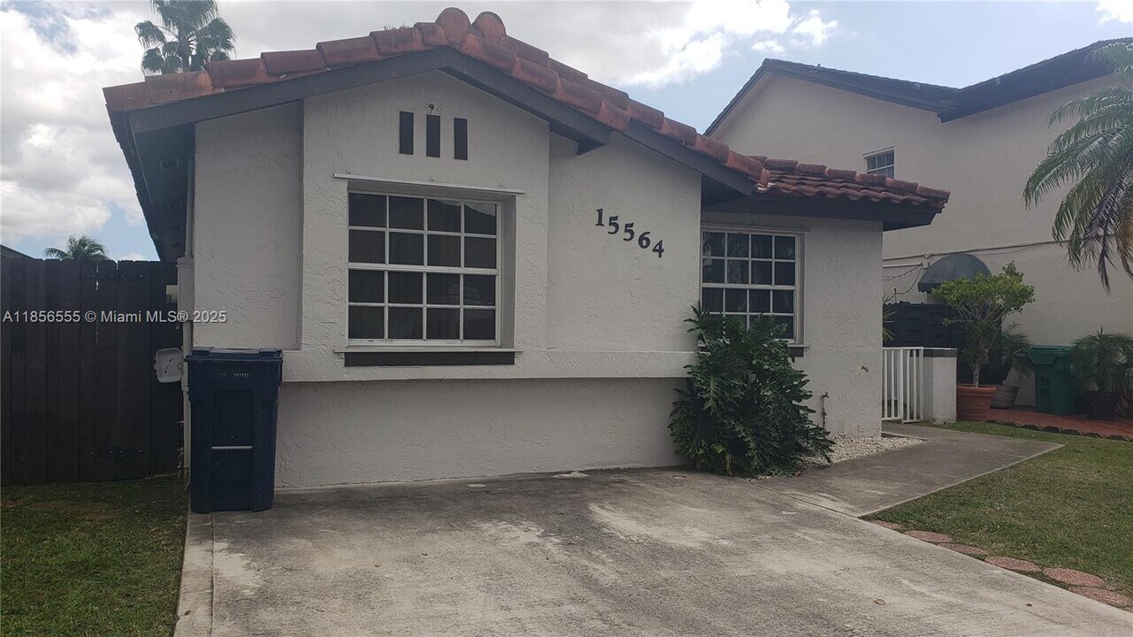 15564 SW 63rd Ter in Miami, FL - Foto de edificio