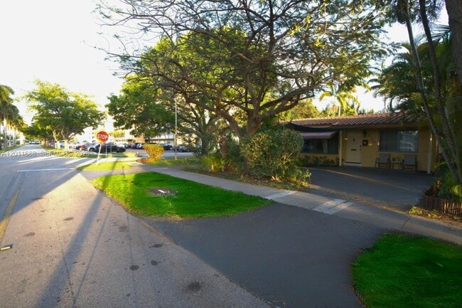 1124 NE 7th St in Hallandale Beach, FL - Building Photo - Building Photo