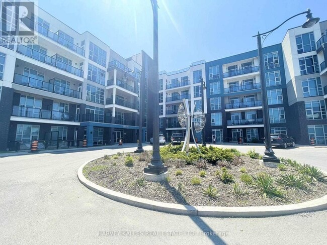 10 Concord Pl in Grimsby, ON - Building Photo - Building Photo