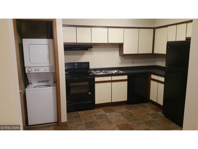 2204 Hanley Rd-Unit -4 in Hudson, WI - Foto de edificio - Building Photo
