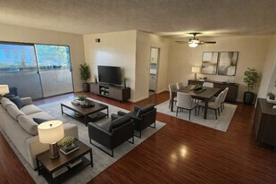 8315 Clinton Ave in West Hollywood, CA - Building Photo