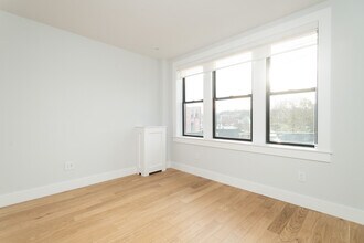 8 Elko St, Unit 7 in Boston, MA - Foto de edificio - Building Photo