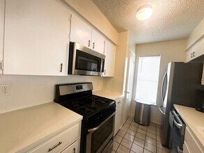 5906 Emerald Forest Dr in Austin, TX - Building Photo - Building Photo