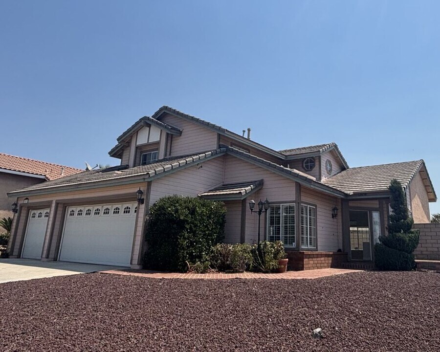12438 Brewster Dr in Moreno Valley, CA - Foto de edificio