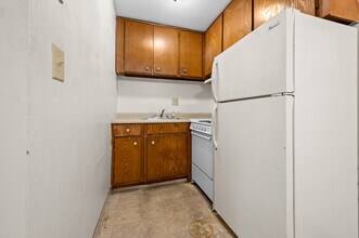 38 Deerfield Ct, Unit B in East Hartford, CT - Building Photo - Building Photo