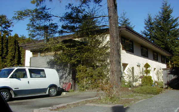 2522 NE 195th St in Lake Forest Park, WA - Foto de edificio