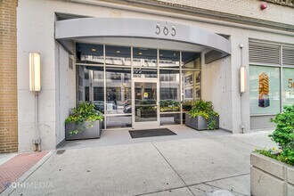 565 W Quincy St in Chicago, IL - Foto de edificio - Building Photo