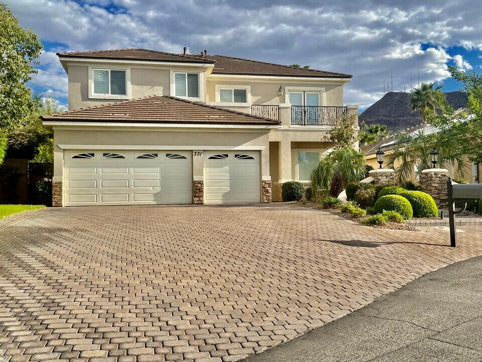 331 W Sherwood Dr in Henderson, NV - Foto de edificio