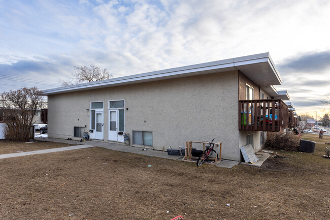 136 Blackthorn Rd NW in Calgary, AB - Building Photo - Building Photo