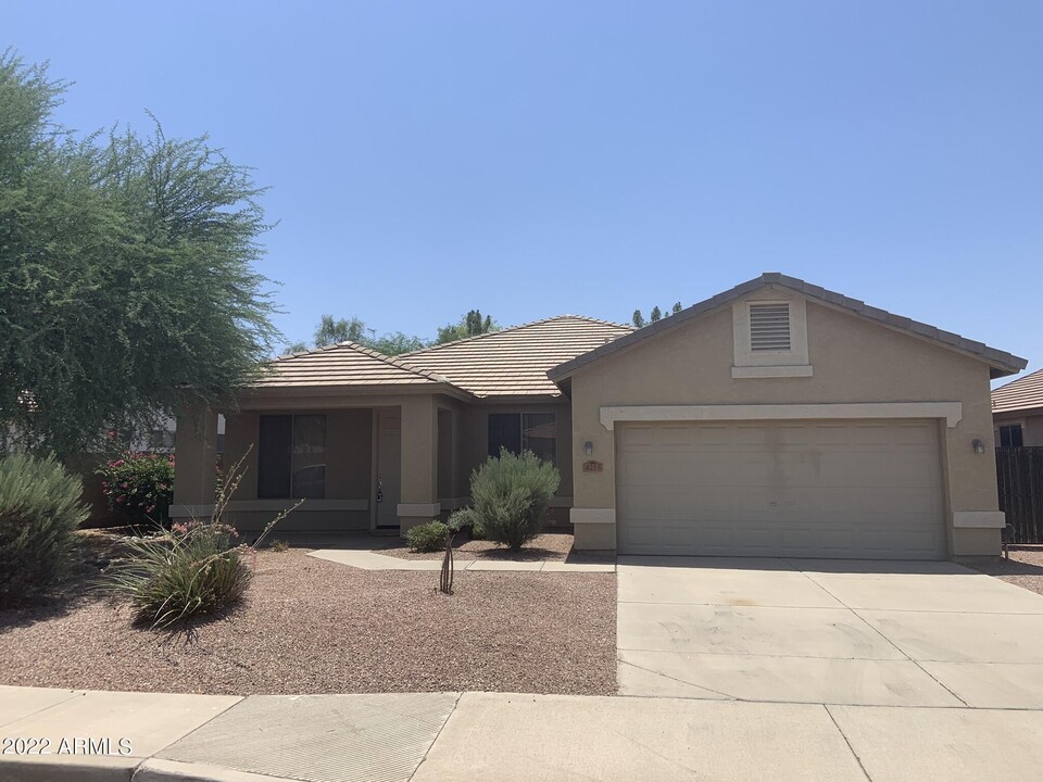 4255 E Cherry Hills Dr in Chandler, AZ - Building Photo