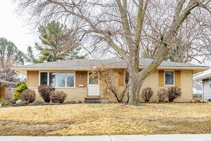 3816 82nd St in Urbandale, IA - Building Photo