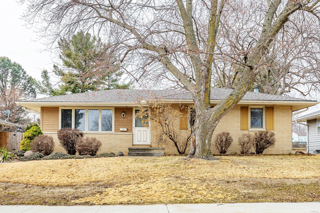 3816 82nd St in Urbandale, IA - Foto de edificio