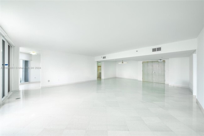 16445 Collins Ave in Sunny Isles Beach, FL - Building Photo - Building Photo