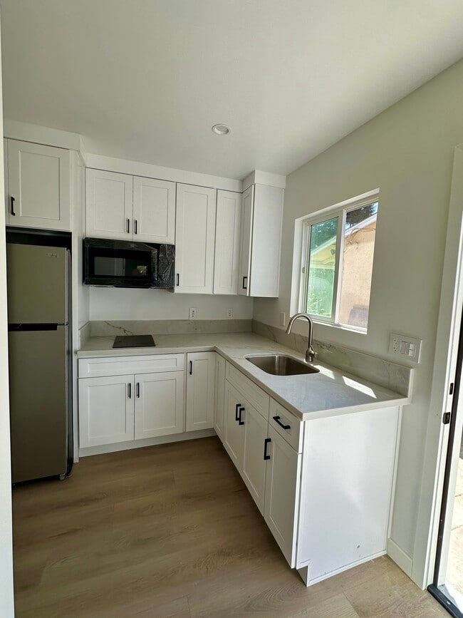 527 King St, Unit 2 in Monrovia, CA - Foto de edificio - Building Photo