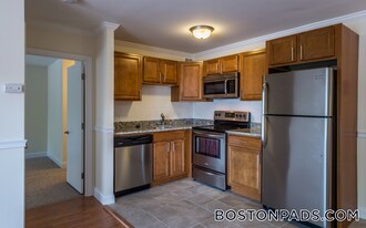 16 Westgate Dr in Woburn, MA - Building Photo