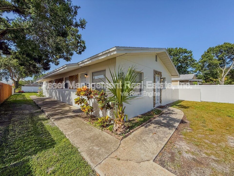 470 93rd Ave N in St. Petersburg, FL - Building Photo