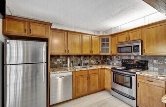 65 Lake Arbor Dr in Palm Springs, FL - Building Photo - Building Photo