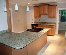 124 Raymond Rd, Unit #2 in West Hartford, CT - Building Photo - Building Photo