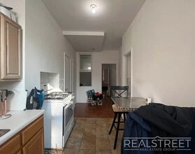 Harman Street, Unit 2RR in Brooklyn, NY - Foto de edificio - Building Photo