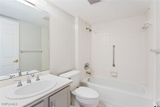 7430 Lake Breeze Dr in Ft. Myers, FL - Building Photo - Building Photo