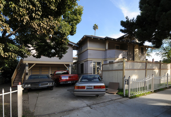 803 Cedar Ave in Long Beach, CA - Foto de edificio - Building Photo