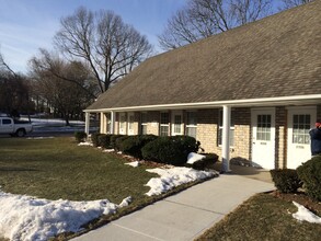 Brookwood on the Lake Apartments for Seniors in Ronkonkoma, NY - Building Photo - Building Photo