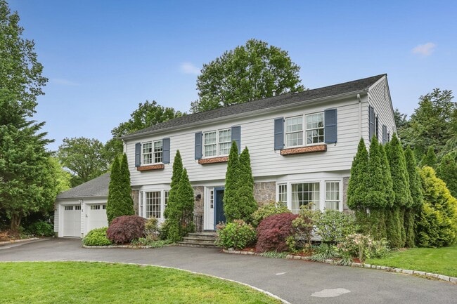 property at 8 Eldredge Pl
