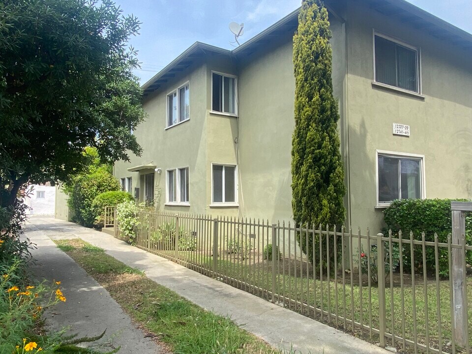 12737 Venice Blvd., Unit 12737 in Los Angeles, CA - Foto de edificio