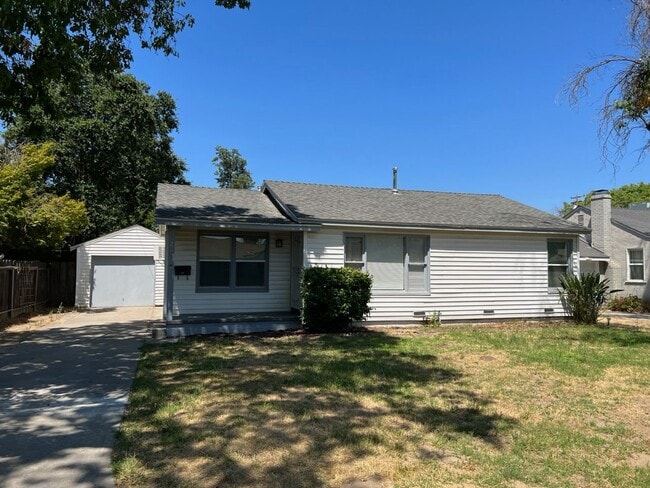 225 Oakshire Ave in Modesto, CA - Building Photo - Building Photo