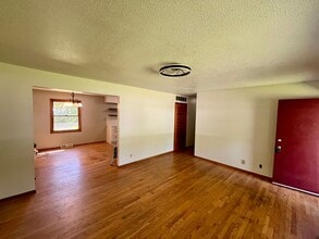 340 Hillcrest Ave in Bourbon, MO - Building Photo - Building Photo