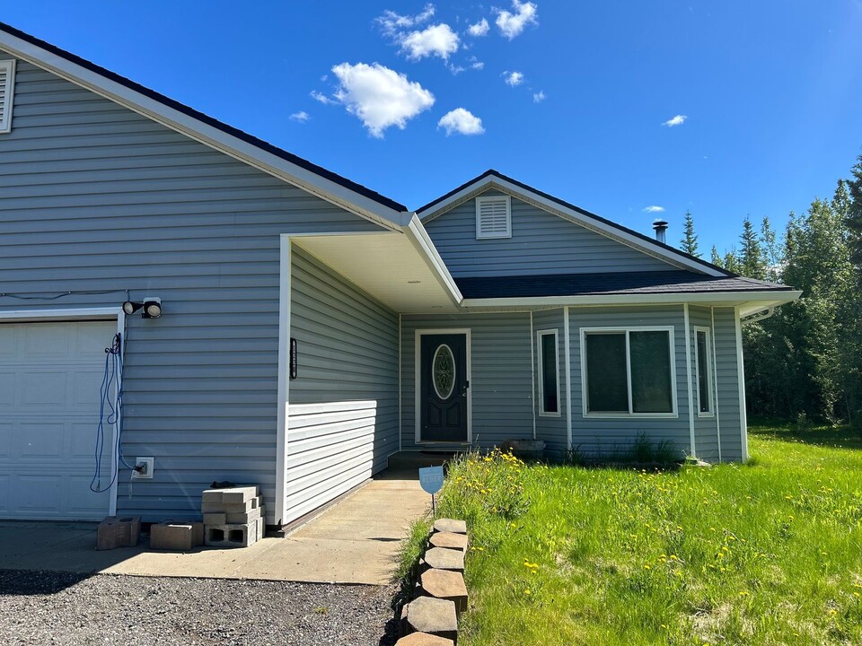 1220 Indian Paint Brush Ct in North Pole, AK - Building Photo