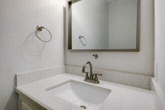 252 Wilcrest Dr in Houston, TX - Building Photo - Building Photo