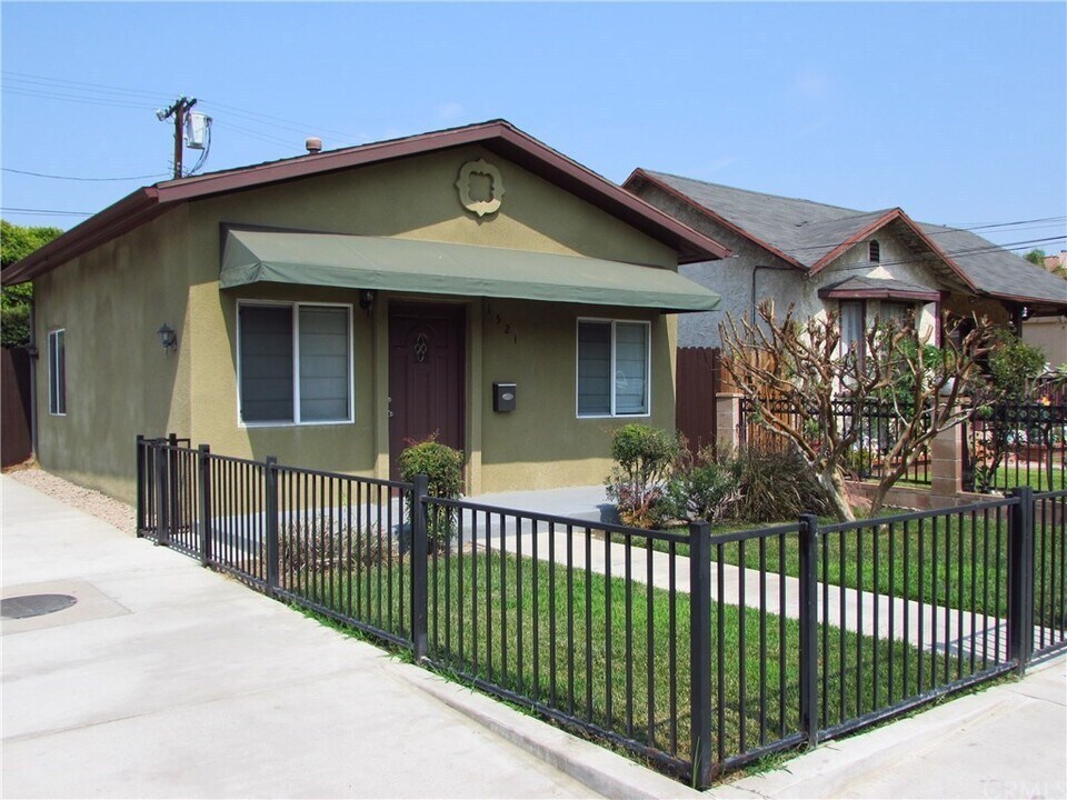 1521 Grismer Ave in Burbank, CA - Foto de edificio
