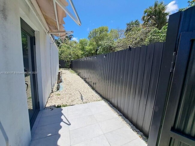 610 NW 111th St in Miami, FL - Building Photo - Building Photo