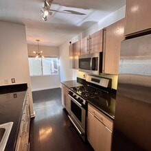 330 S Barrington Ave, Unit Apt 210 in Los Angeles, CA - Building Photo - Building Photo